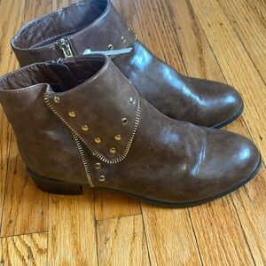 ASHTON size 9 boots with gold stud accent
